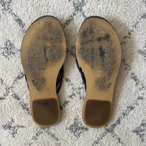 Banana Republic black leather flip flops - Picture 3 of 3